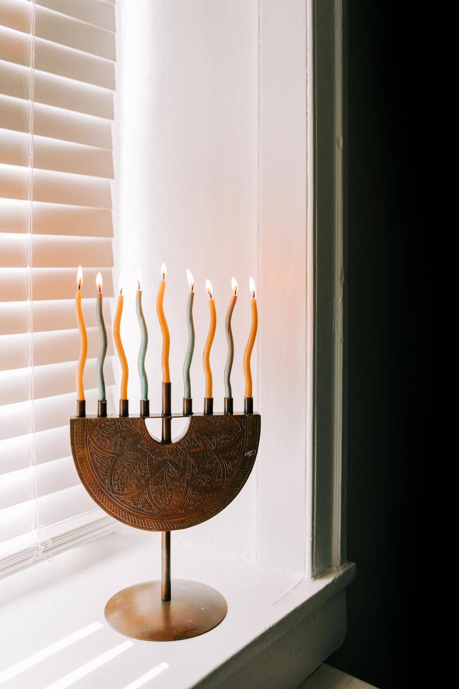 Ten Thousand Villages - Vente Menora - Menorah en fer gravé2