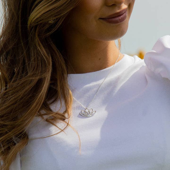 Collar de plata flor de loto (simbolizando nuevos comienzos) para venta al por mayor de Liwu Jewellery
