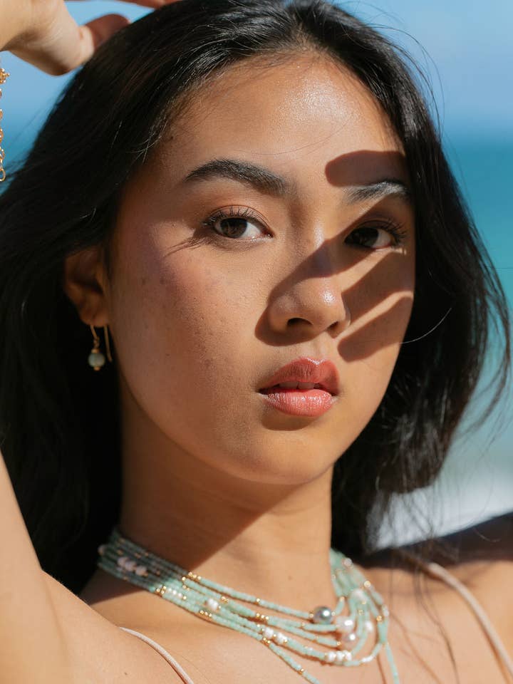 Boucles d'oreilles pendantes en pierres précieuses - Naia pour la vente par Ke Aloha Jewelry