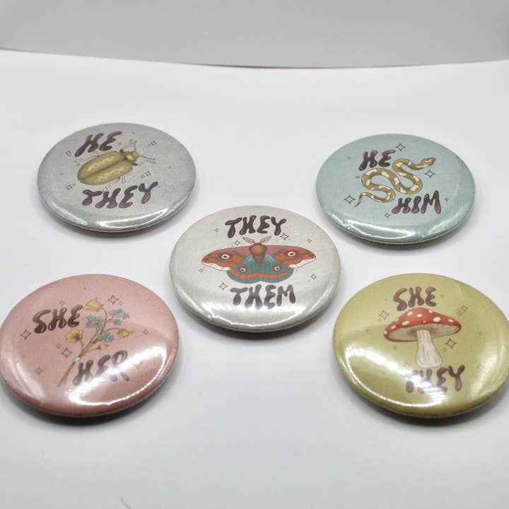 Voorkeursvoornaamwoord Knopspeld Set - 2,25 inch voor wholesale door Crowded Cat Studio