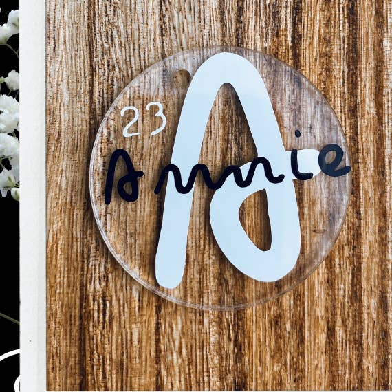 Porte-clés avec lettre initiale et nom du modèle 23 pour la vente par Acrylicool by Annie