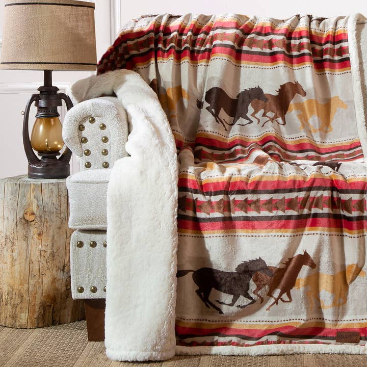 Plaid Sherpa en peluche Wrangler® Running Horse pour la vente par Carstens, Inc.
