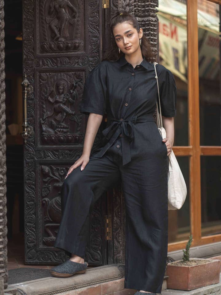 Macacão de Linho Preto para Mulher por atacado de Drishya Linen