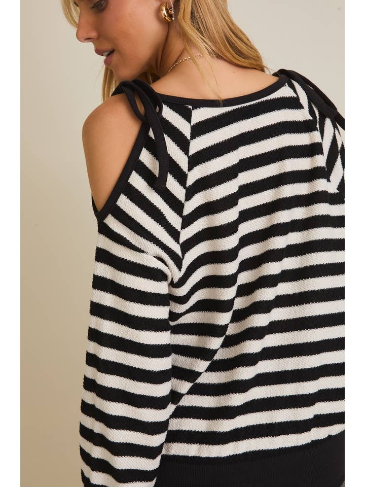RAYURE BLANC-NOIR Haut à rayures à manches longues avec découpe à l'épaule et col rond. en vente sur Faire7