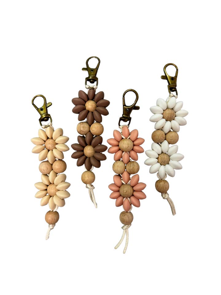 Porte-clés Olivia en bois de hêtre et silicone pour la vente par Three Hearts & Co./EMO & CO.