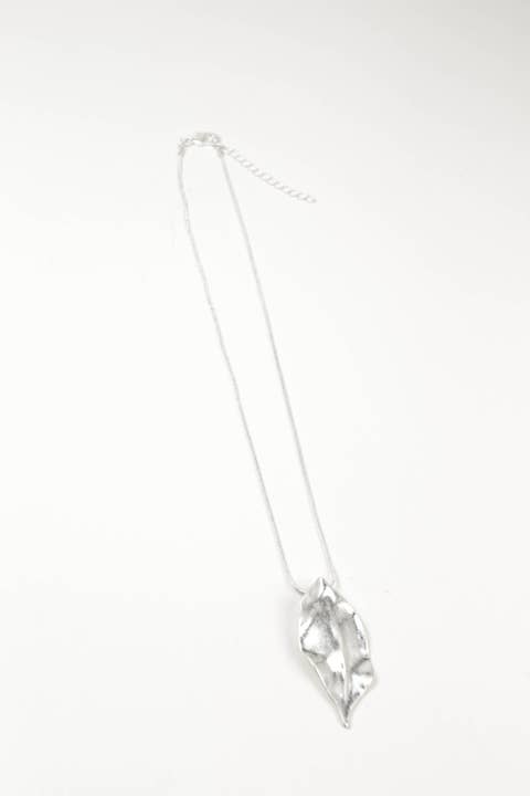 Accessoires by KHB - Wholesale Pendant/Charm Necklace - Short silver leaf pendant chain2