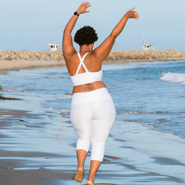 Bralette Performance Cross Back - Motif Côtes Blanches pour la vente par Lola Getts Inc