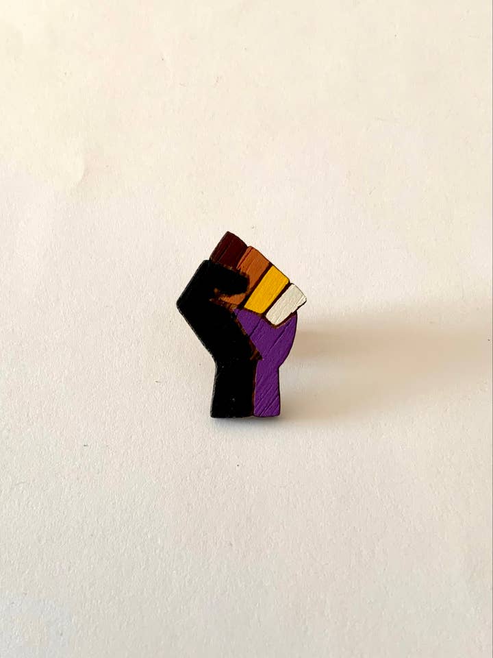 Perno «Pugno intersezionale» per la vendita all'ingrosso da parte di Le bois féministe