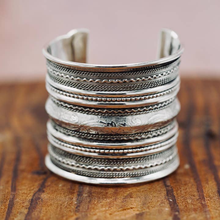 Bracelet Manchette Ethnique en Argent, Grand Bracelet Bohème, Bracelet Ajustable pour Femmes pour la vente par Kaali Boutique
