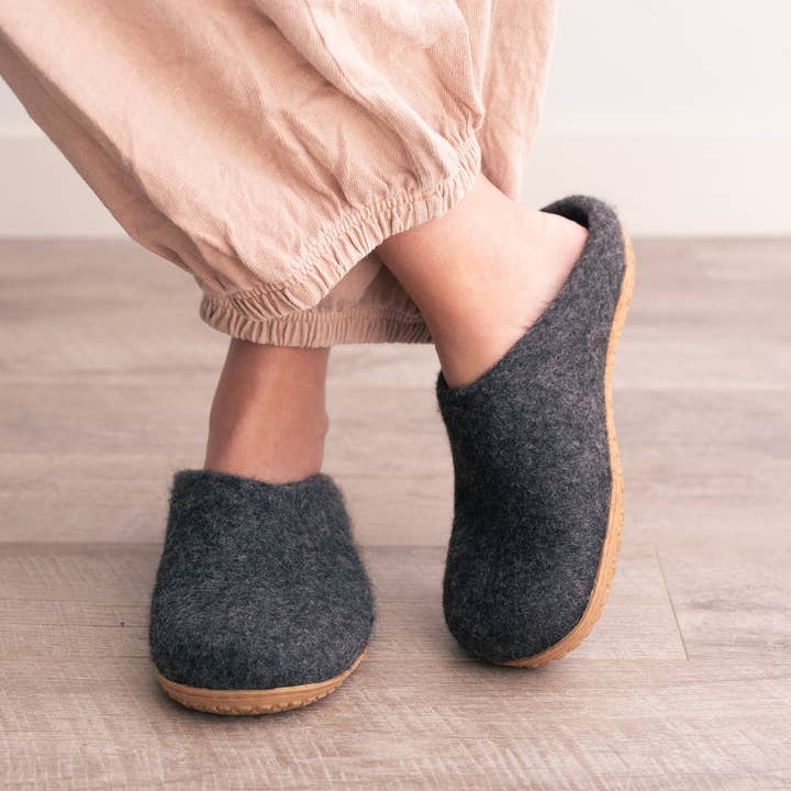 Fuzzy cove – wholesale Tofflor - Dam – Stengrå | Lyxiga ekologiska Merinoulltofflor