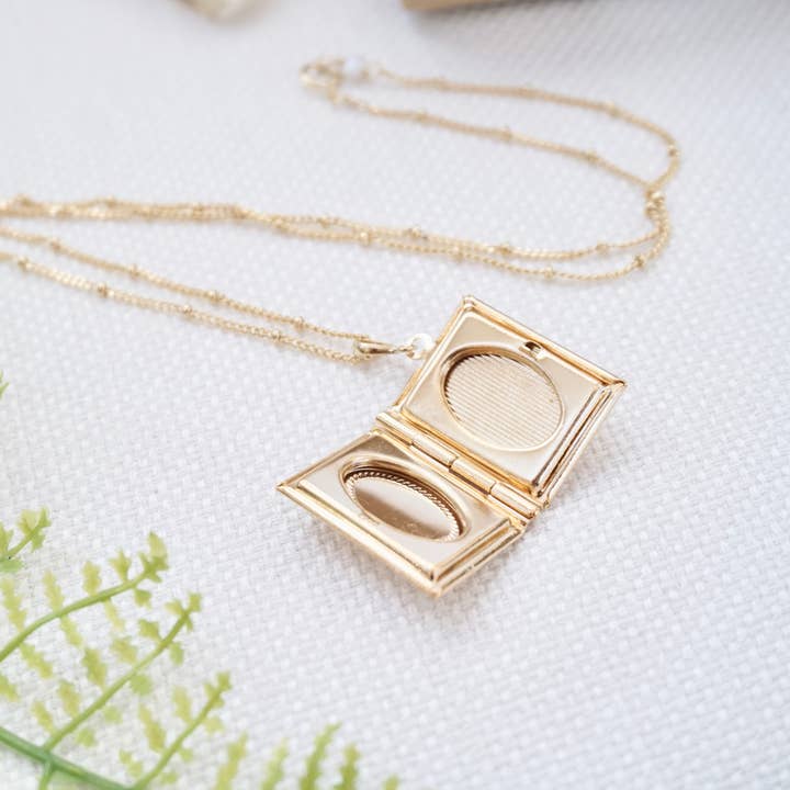 YSM Designs – Großhandel Medaillon-Ketten – Gold rechteckige Medaillon-Halskette, Foto-Halter-Halskette4