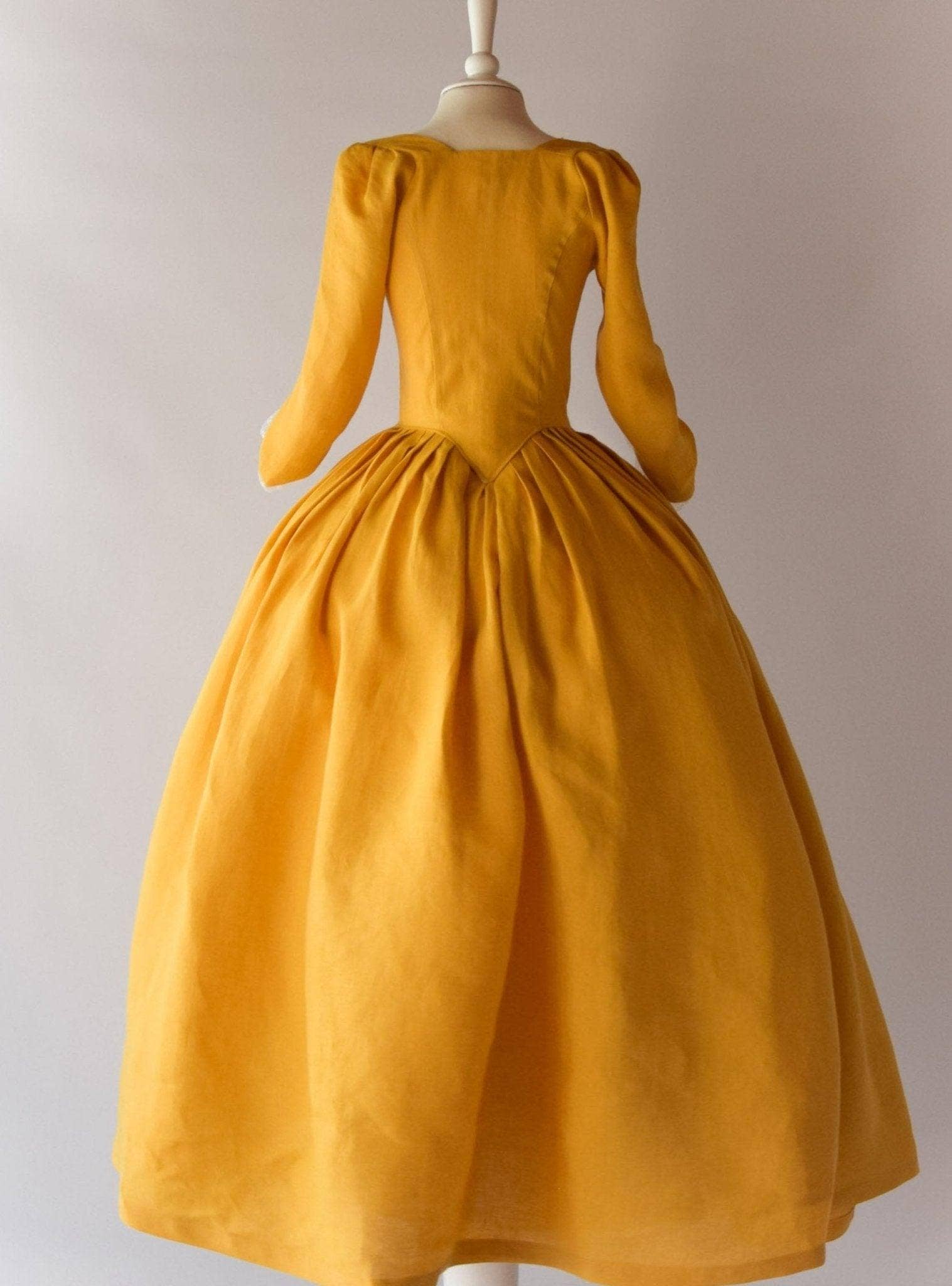 Atelier Serraspina – Großhandel Kostüm – Damen – LOUISE, Kleid aus dem 18. Jahrhundert Honiggelb1