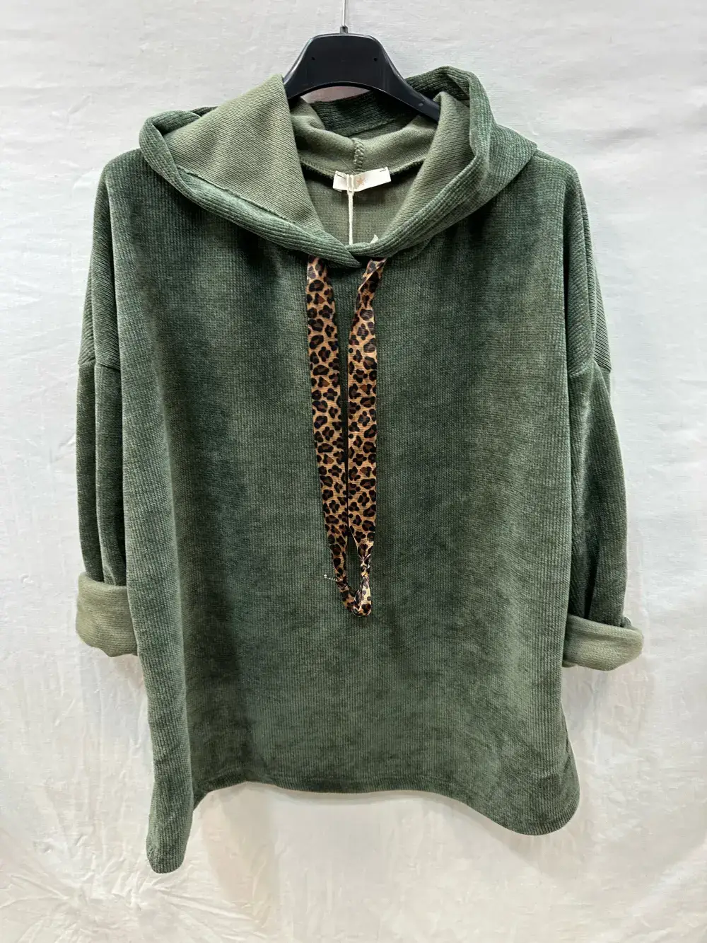 Mimi & Gogo – Großhandel Sweatshirt – Damen – Velourpullover mit Leoparden-Kordelzug12