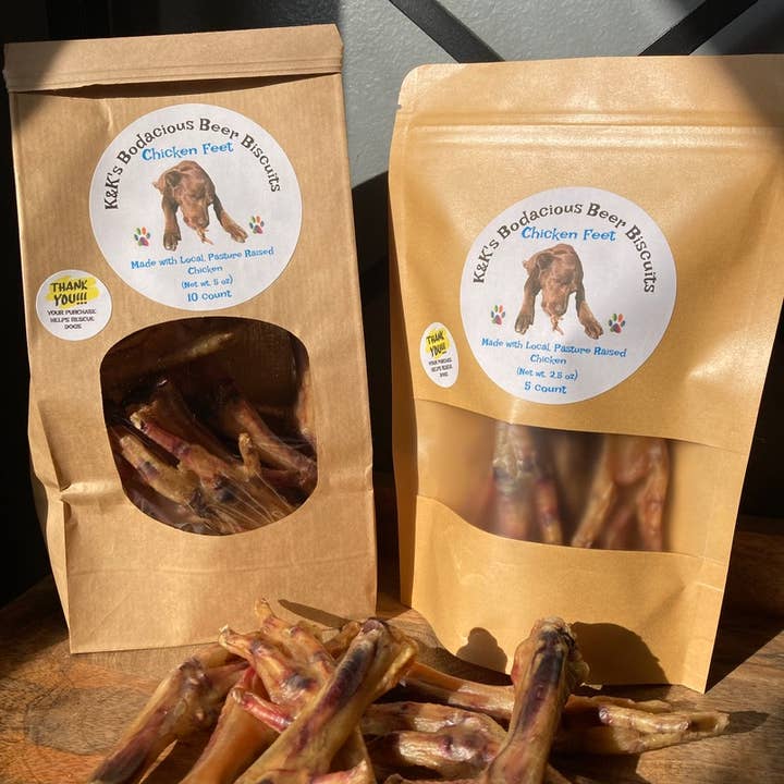 Græshøvede kyllingefødder for engroshandel hos K&K's Bodacious Beer Biscuits