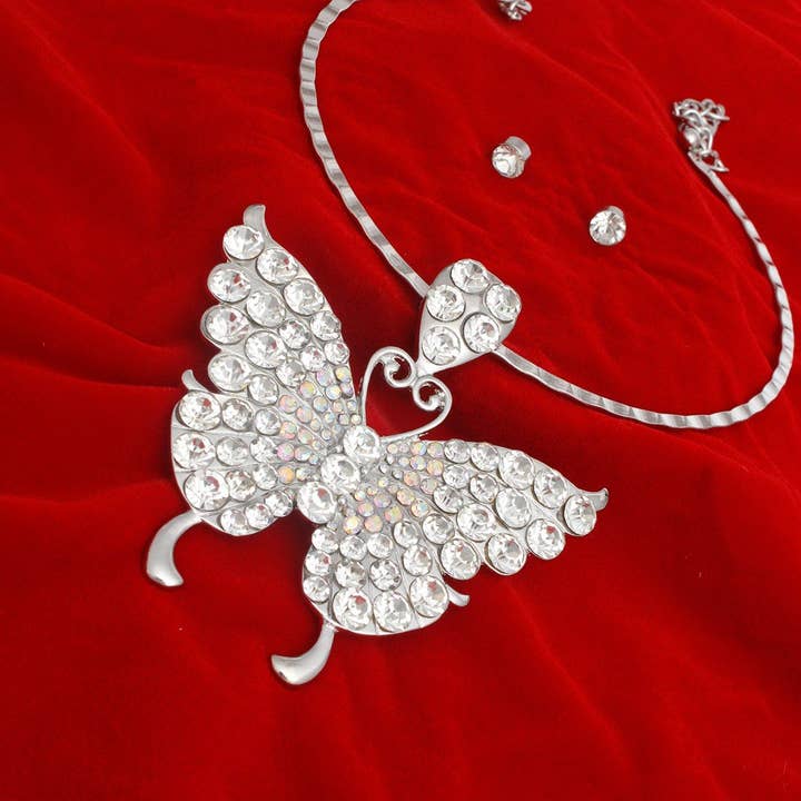 Collier Ras-du-Cou Pendentif Papillon en Cristal Argenté pour la vente par PinktownUSA
