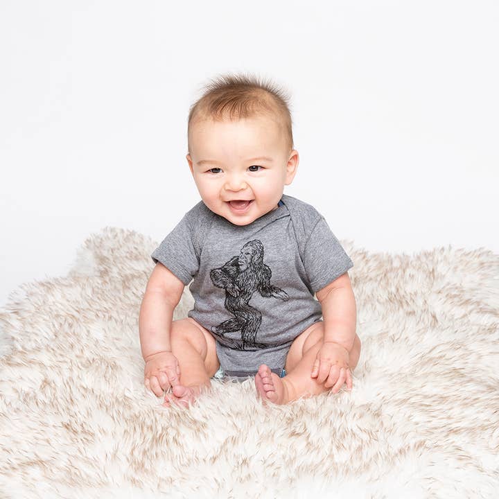 Sasquatch Baby One Piece - Bigfoot Gift for engroshandel hos Counter Couture