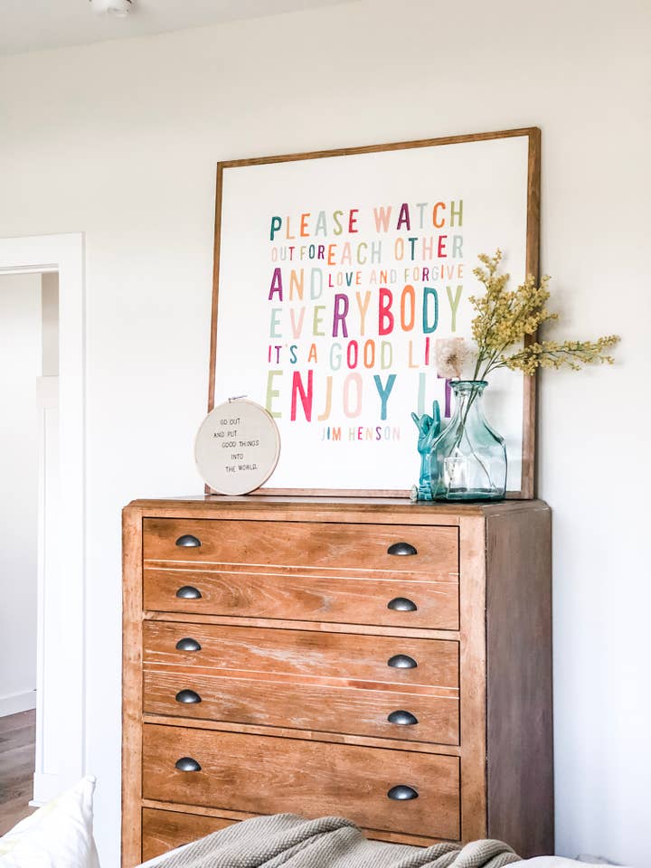 Cartel de madera «Please watch out for each other» de Jim Henson para venta al por mayor de The Shed Interiors