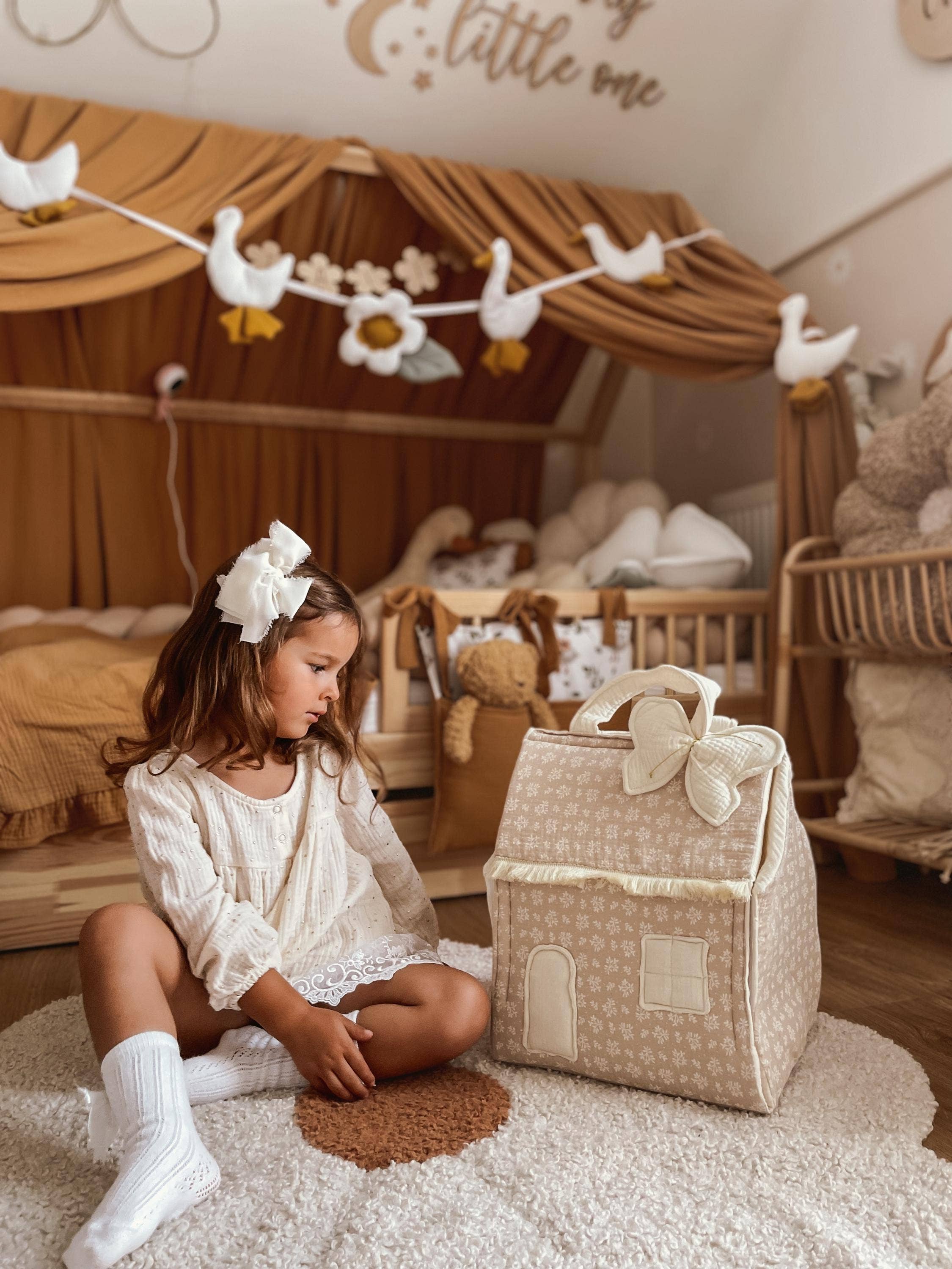 Velvet White - Vente Accessoire de poupée – enfant - Adorable valise maison de poupée avec poignées1