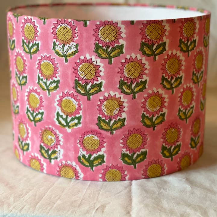 Olive and Limpet – Engroshandel Lampeskærm – 10 tommer lampeskærm med indisk håndbloktryk i rubinrød med okker og armégrøn blomsterdekoration2