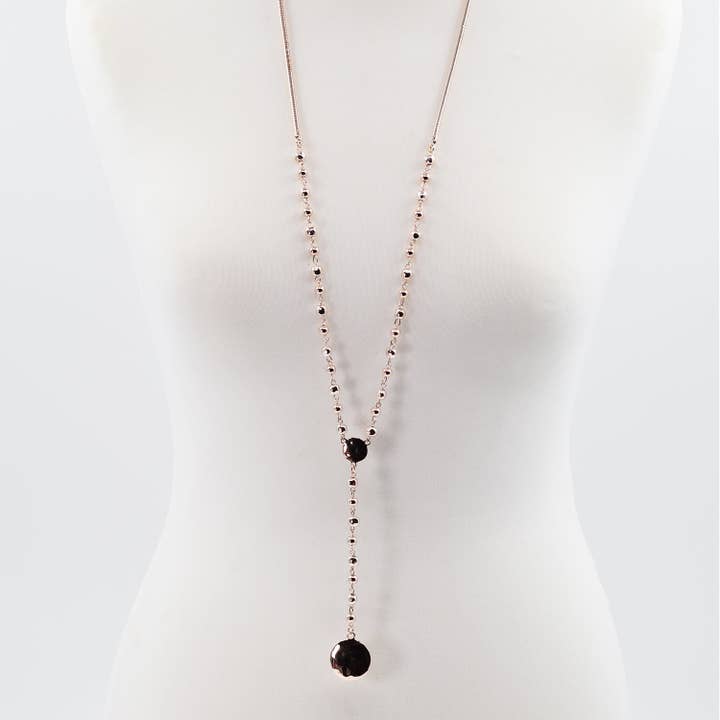 Collana a forma di Y con pendente placcato in oro rosa martellato delicatamente. per la vendita all'ingrosso da parte di Tempest Designs