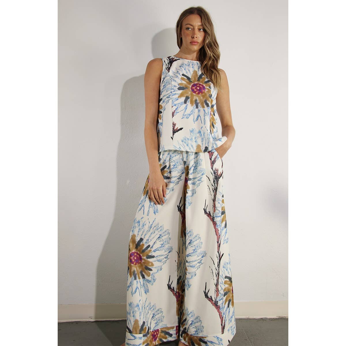 MULTI MOUWLOZE TOP- EN BROEKSET MET ZONNEBLOEMPRINT voor groothandel op Faire15