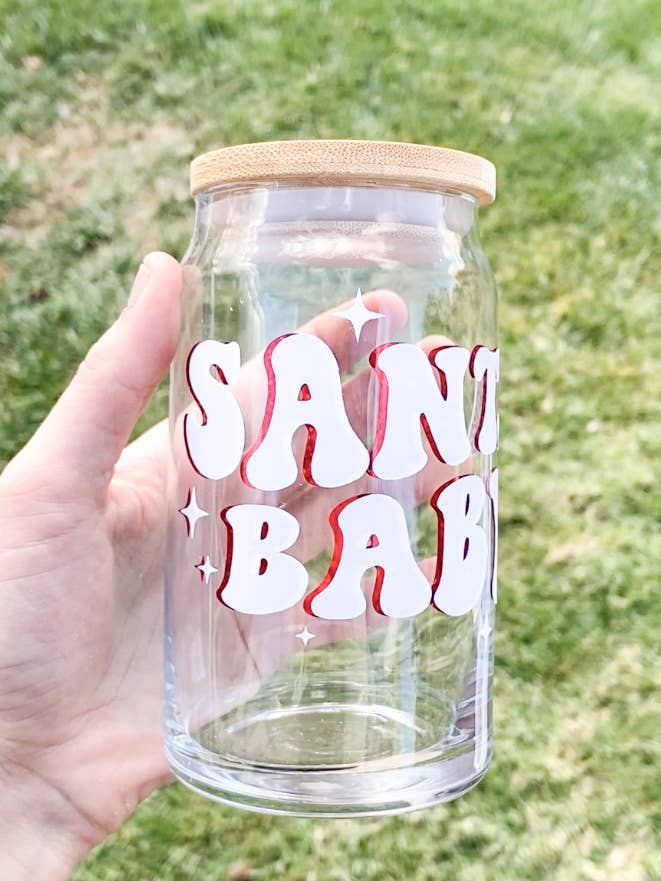 Sortie anticipée de Noël - Santa Baby pour la vente par Drink Happy Design Co