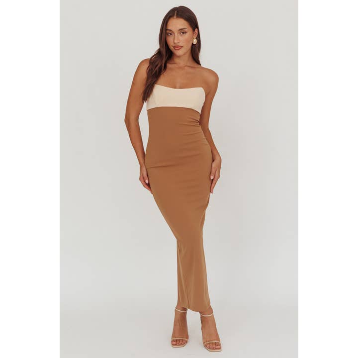 TVÅFÄRGAD STICKAD MAXIKLÄNNING / CM6418DK01 för wholesale av One and Only Collective