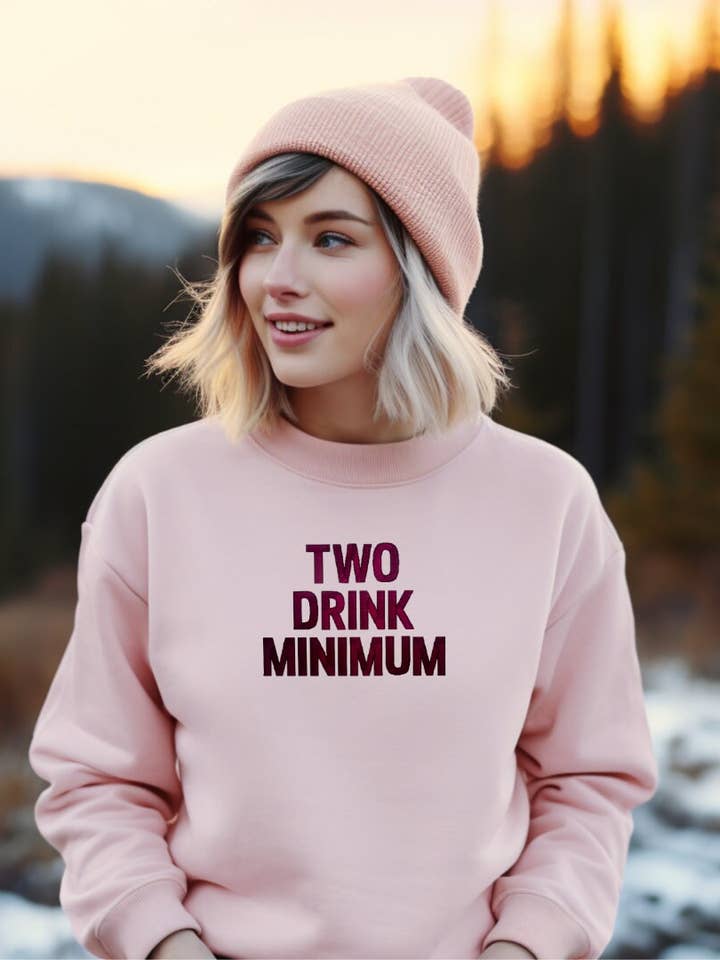 Två Drink Minimum Broderad Unisex T-shirt eller Sweatshirt för wholesale av Totally Iced Out
