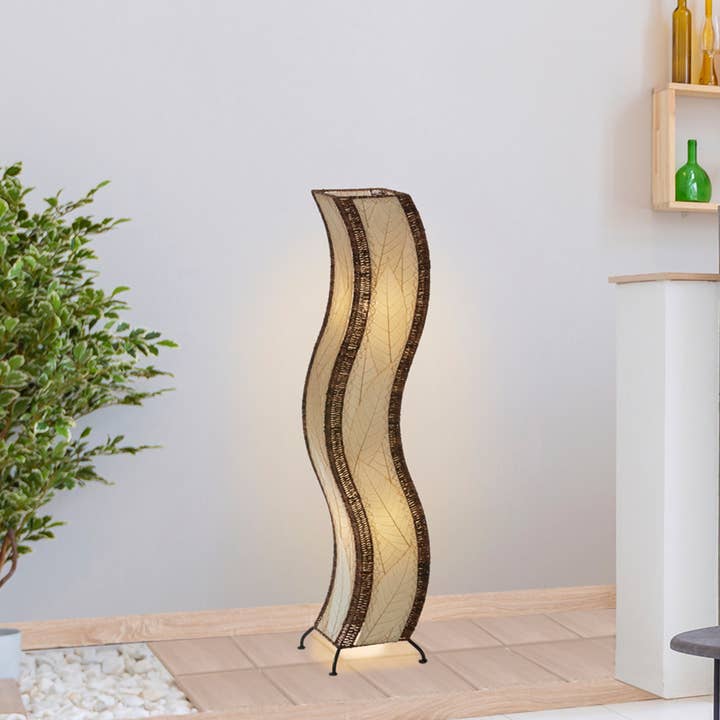 Grande lampe Wave Natural, abat-jour en feuilles de cacao pour la vente par Eangee Home Design