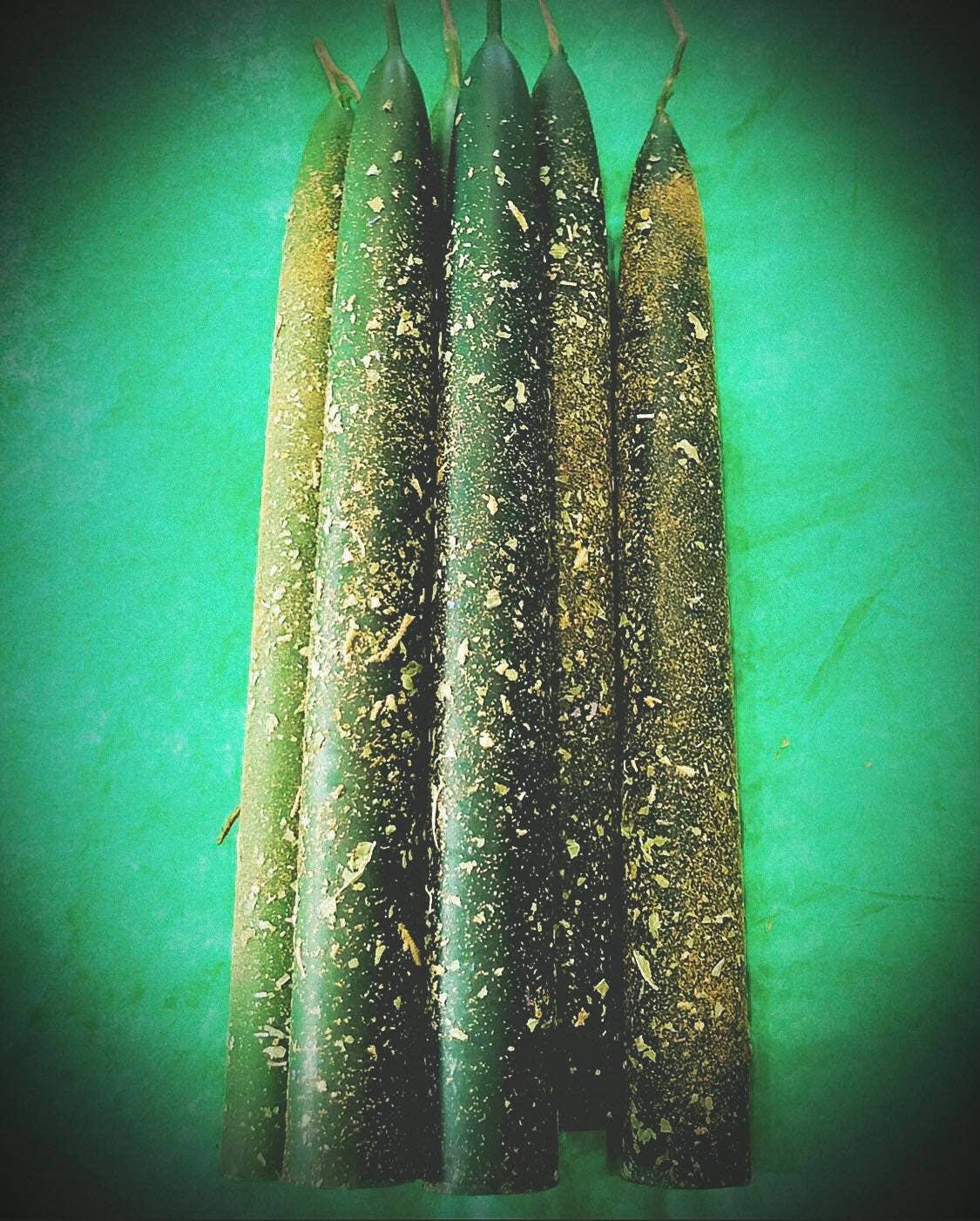 BlakByrd Botanika – Vela/castiçal cónico por atacado – Vela Ritual PROSPERIDADE E CRESCIMENTO com Cera de Abelha e Ervas1