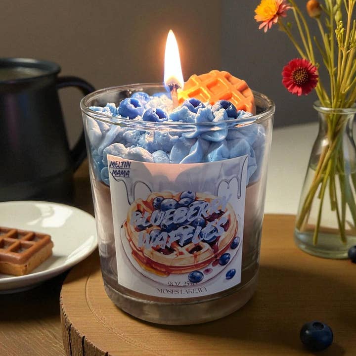 BOUGIE DESSERT AUX GAUFRES ET MYRTILLES pour la vente par Meltin Mama