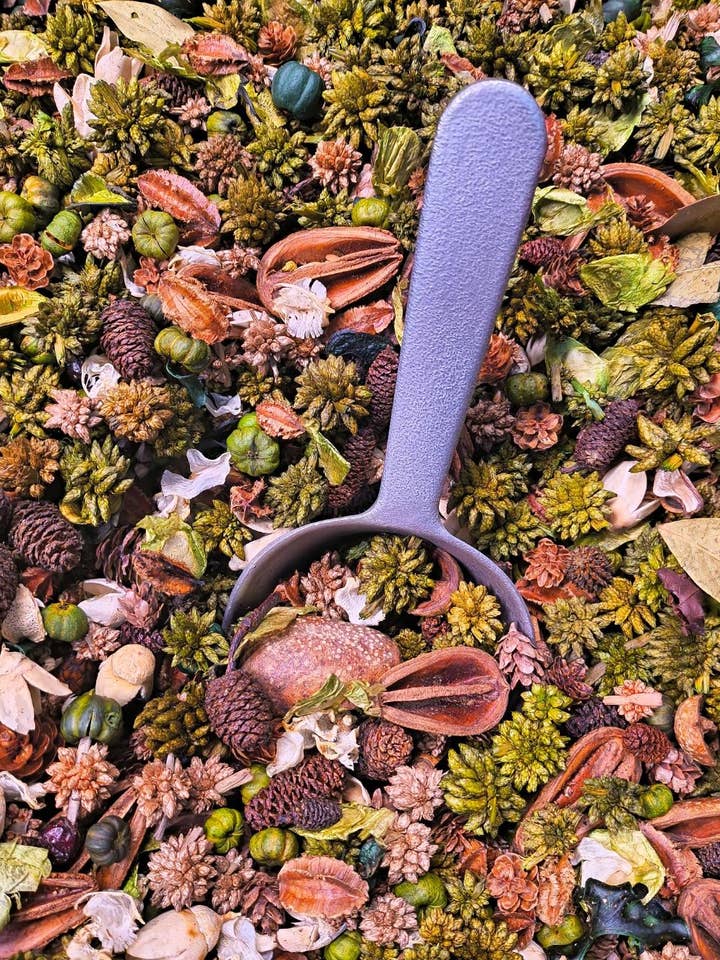 Spiced Bartlett Pear Handcrafted Country Potpourri. for wholesale by Shoots, Roots & Leather Boots