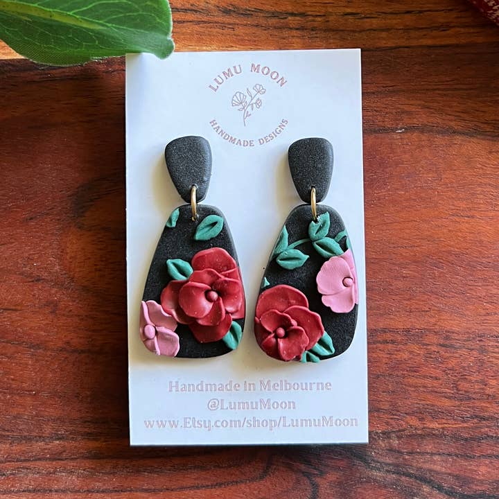 Selena oorbellen met zwarte en gebloemde bloemen voor wholesale door Lumu Moon Handmade Designs