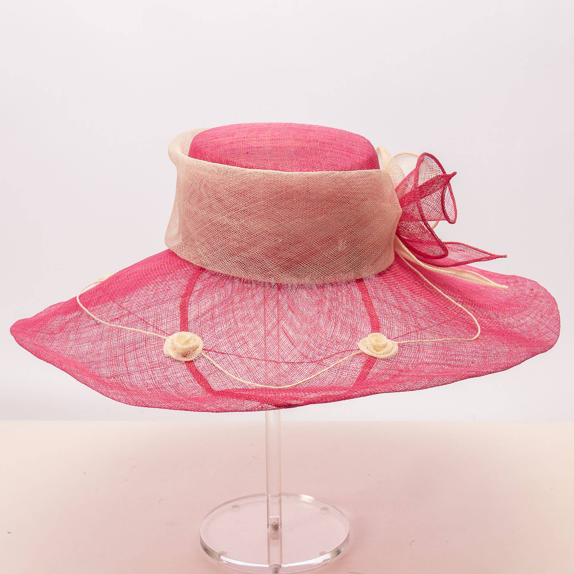 KaKyCo – Großhandel Fascinator – Damen – Zweifarbige Callalily Verzierte Breite Weiche Sinamay Hüte | 1171385