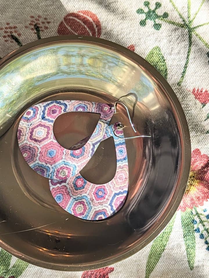 Broderade hexagon korkörhängen - Stor tårdroppe för wholesale av Hello Lovely Cork Co.