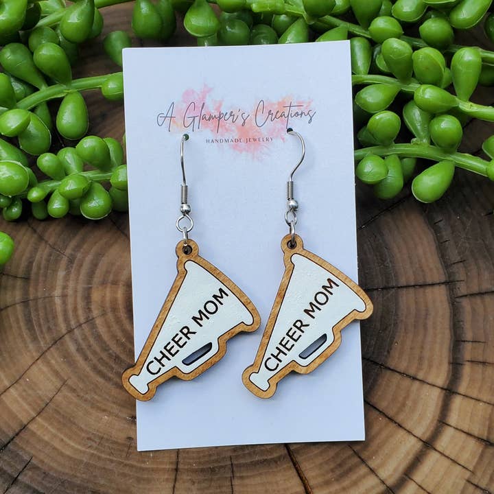 Cheer Mom Megafoon houten oorbellen voor wholesale door A Glamper's Creations LLC