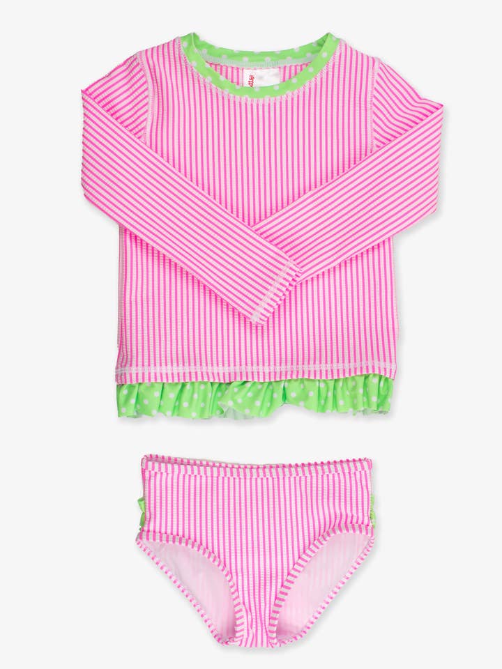Maillot de bain 2 pièces avec protection anti-UV à manches longues en seersucker rose néon pour filles avec volants arrière signature pour la vente par RuffleButts + RuggedButts