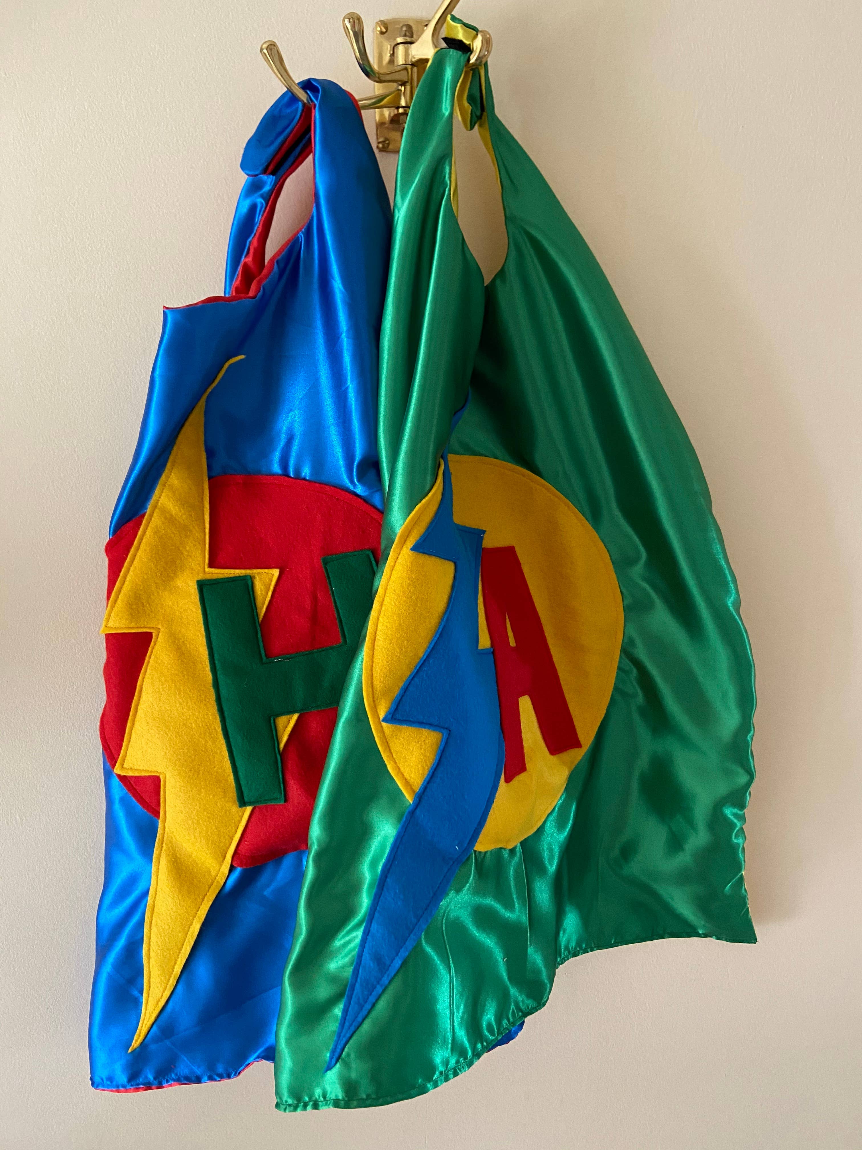 The Flat Of Kat – Großhandel Cape – Kinder – Superhelden-Umhang für Kinder mit Initiale7