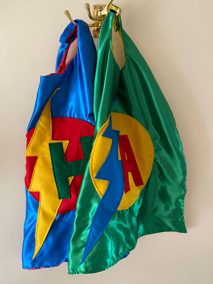 The Flat Of Kat – Großhandel Cape – Kinder – Superhelden-Umhang für Kinder mit Initiale7