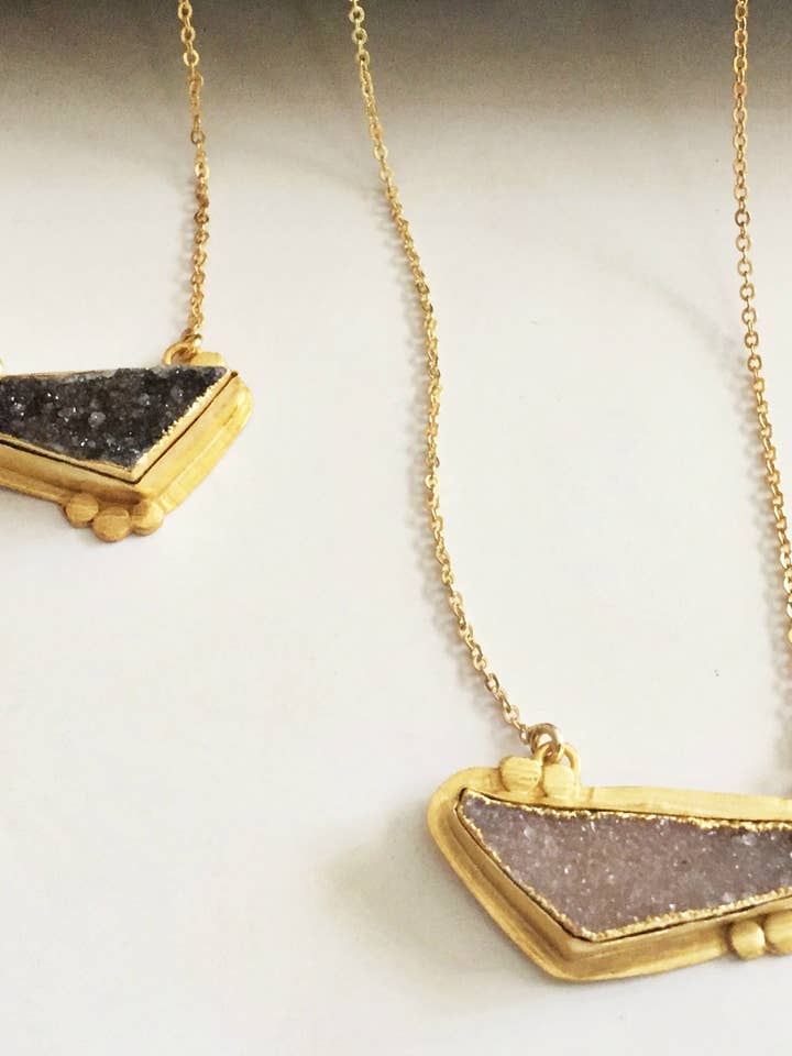 Pendentif Druzy étincelant triangle pour la vente par Annahmol