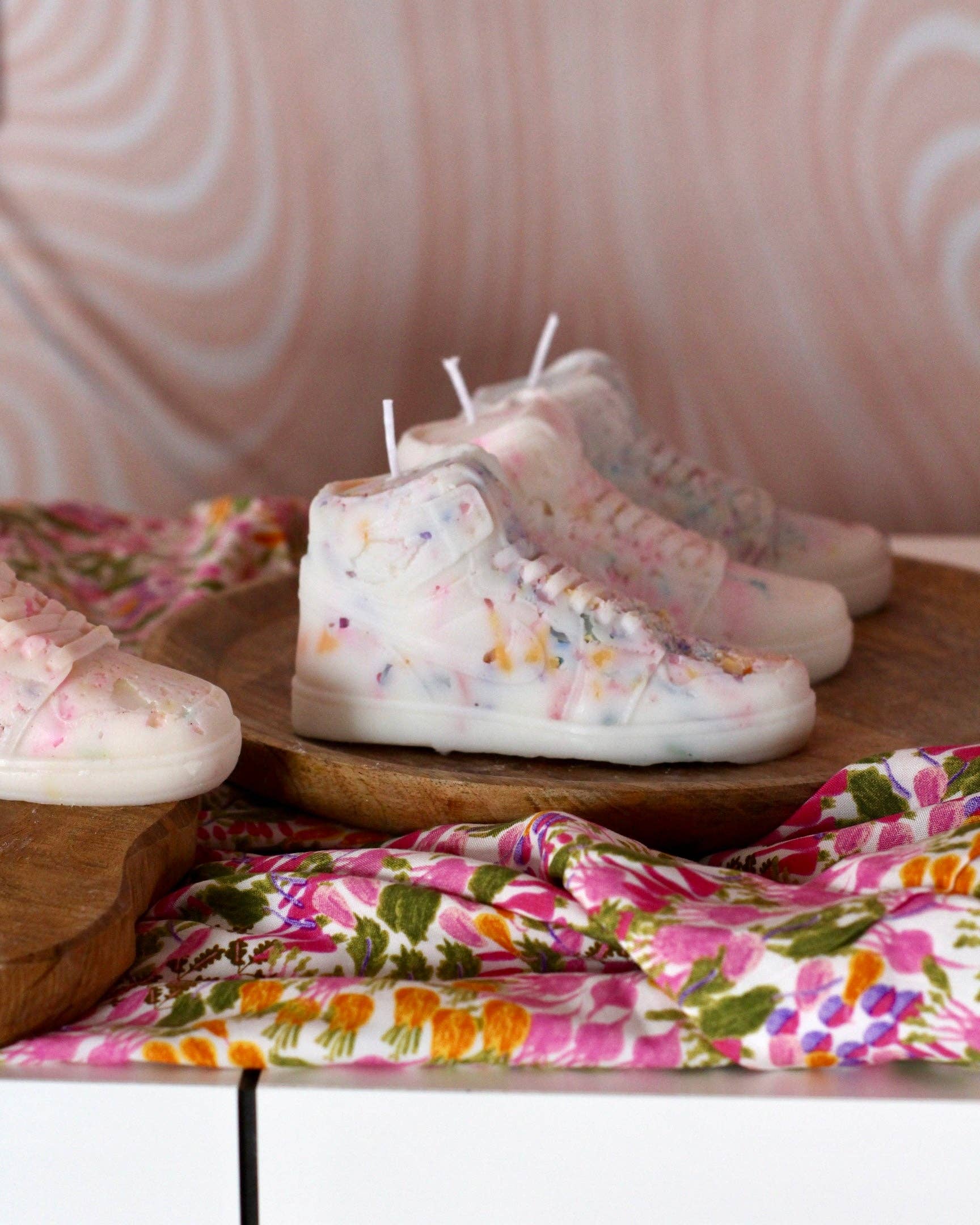 Meet me at the corner - Vendita all'ingrosso Candele regalo - Candela a forma di sneaker effetto terrazzo multicolore7