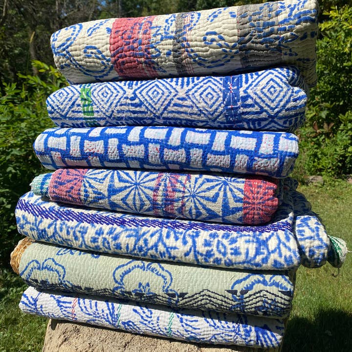 Seeds – Großhandel Bettdecke – Kantha-Bettdecke aus Baumwolle mit Blockdruck in Weiß und Indigoblau1