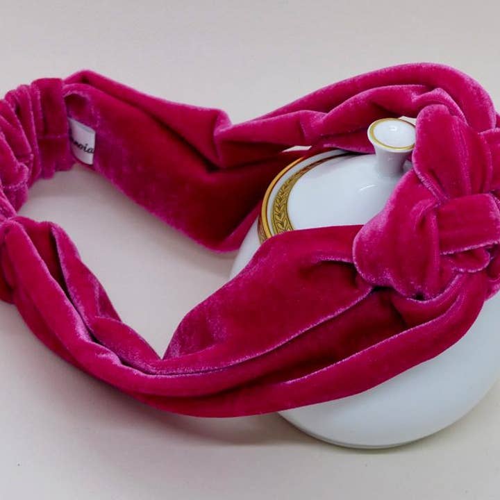 Himbeerfarbiges Samt-Haarband mit Zopf für den Großhandel von Eunoia Paris