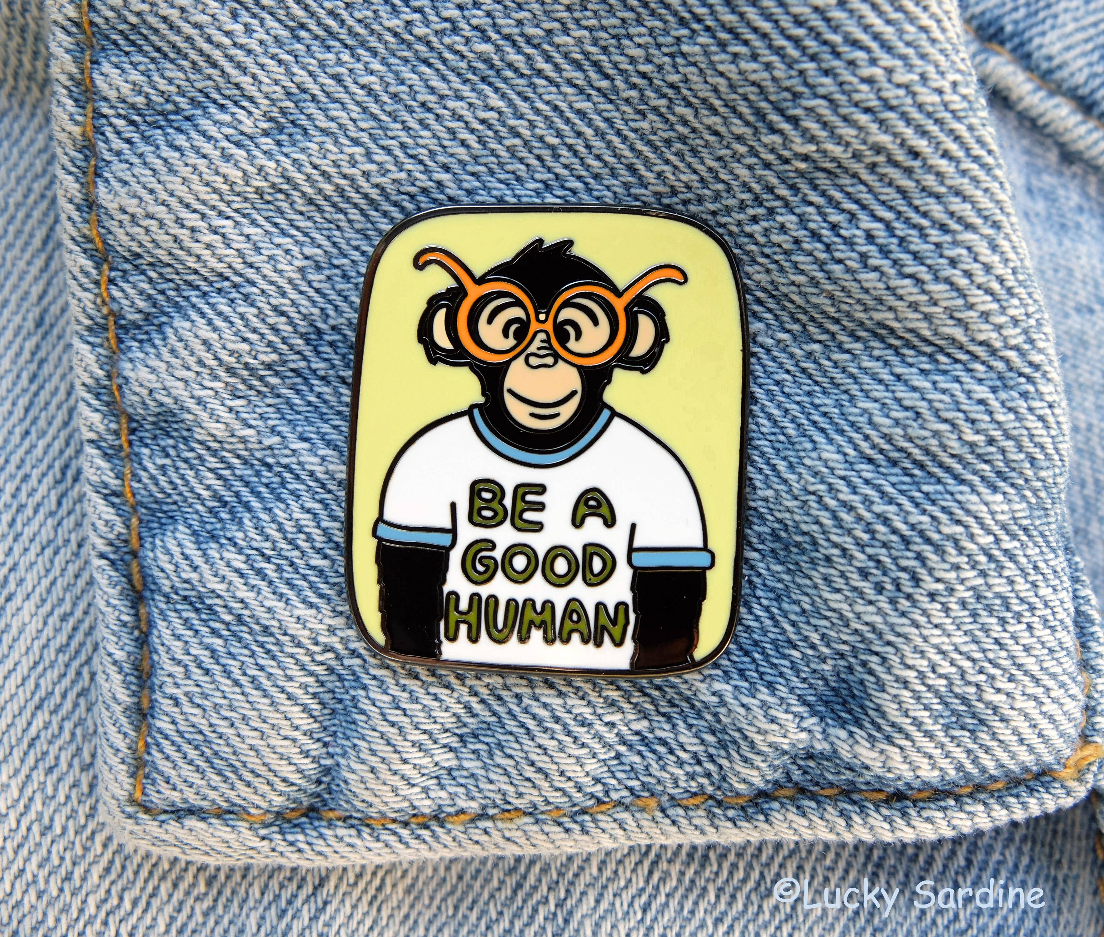Lucky Sardine - Wholesale Reversspeld/knoop - Wees een goede menselijke aap, vriendelijkheid, chimpansee, chimpansee, emaille pin4