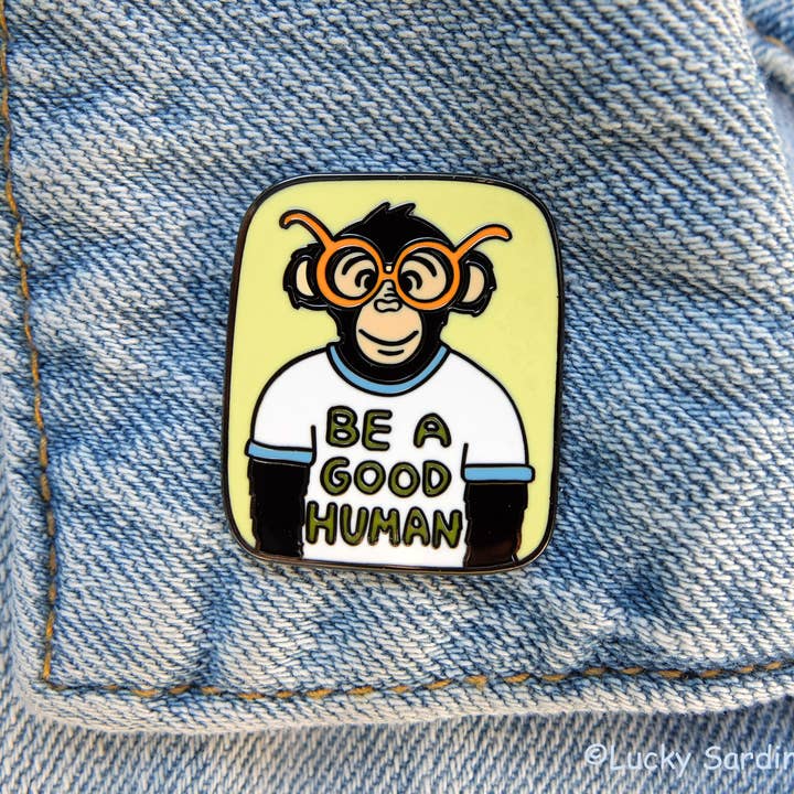 Lucky Sardine – Großhandel Anstecker/Button – Emaille-Anstecker „Be A Good Human Ape, Kindness“, Schimpanse, Schimpanse4