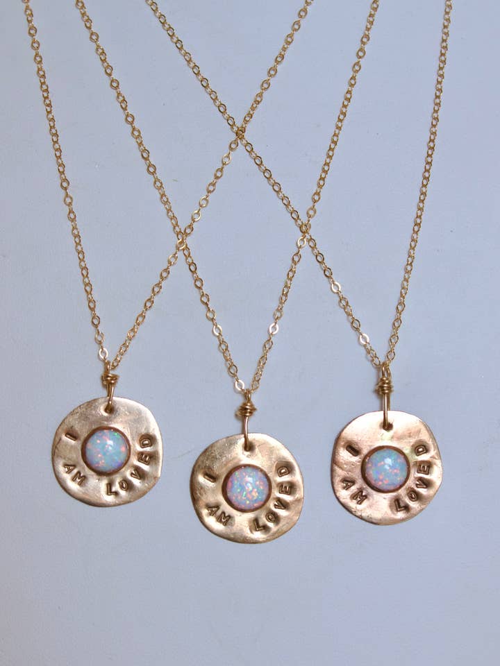 Collier pendentif d'affirmation "Je suis aimé" avec opale | pour la vente par Think Unique