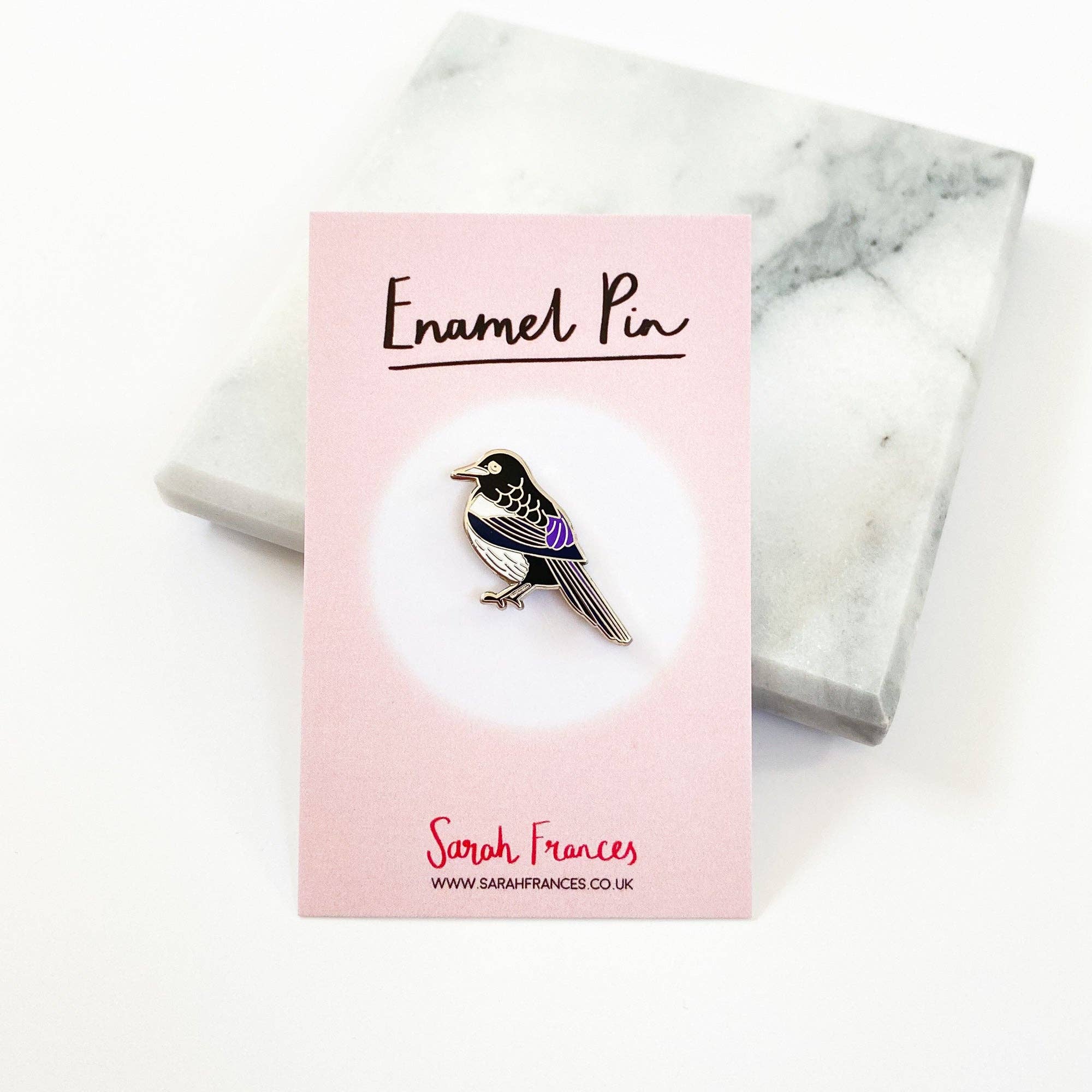 Sarah Frances - Wholesale Reversspeld/knoop - Ekster emaille pin1