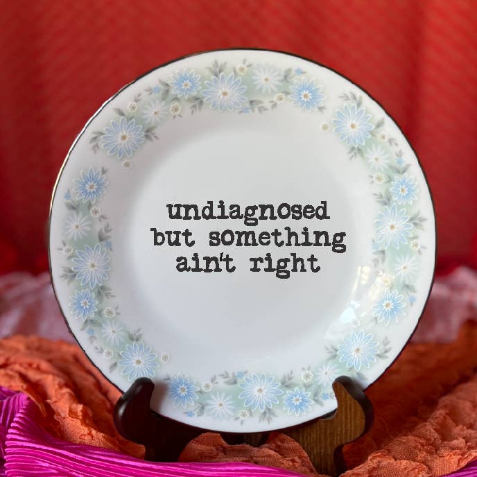 Piatti Divertenti Riciclati, Non Diagnosticato Ma Qualcosa Non Va per la vendita all'ingrosso da parte di pretty little creeps