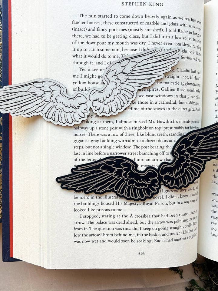 Fantasy Wings Faux Läderbokmärke för wholesale av The Bookish Atelier