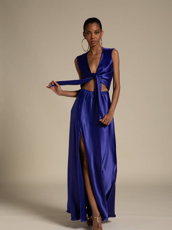 Lång utsvängd klänning med rosett fram i bläckblått för wholesale av Moqette